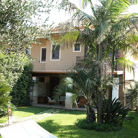 Domus Aurige Bed & Breakfast 4*